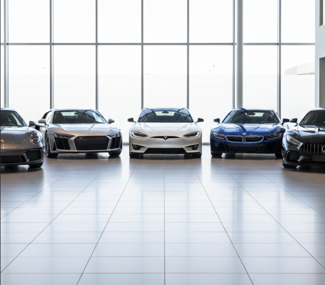 showroom avec 5 voitures